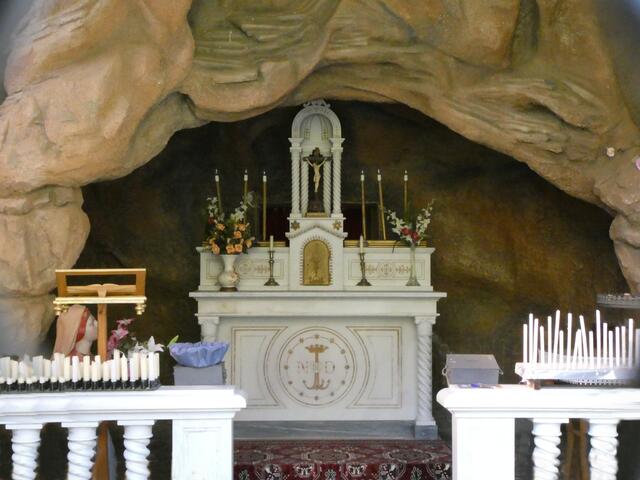 la scenografia con la grotta di Lourdes all'interno