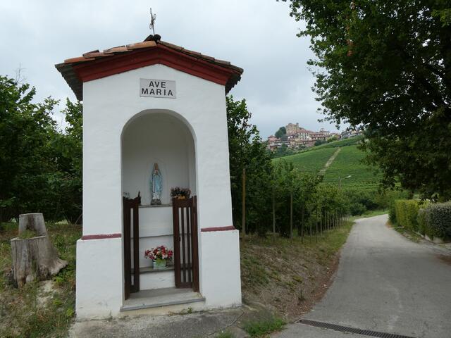 pilone in località Rocca Bella e sullo sfondo il castello di Roddi